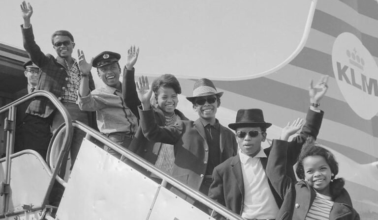 Les-Surfs-arrivee-a-Amsterdam