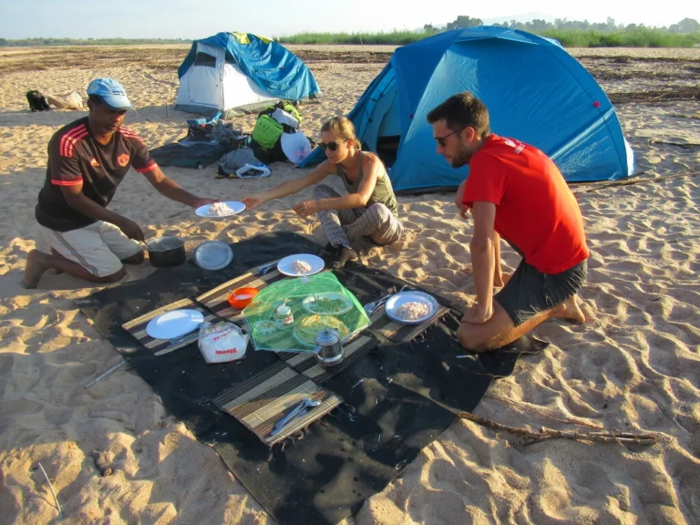 Service déjeuner au bord du Fleuve Manambolo - Lahimena Tours